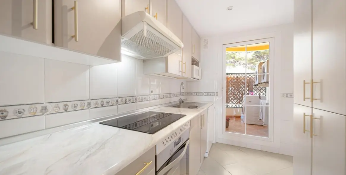 Alquiler a largo plazo de apartamento en planta media en Nueva Andalucía 3