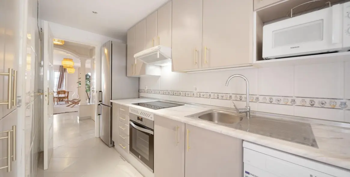 Alquiler a largo plazo de apartamento en planta media en Nueva Andalucía 6