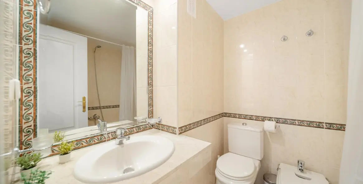 Alquiler a largo plazo de apartamento en planta media en Nueva Andalucía 7