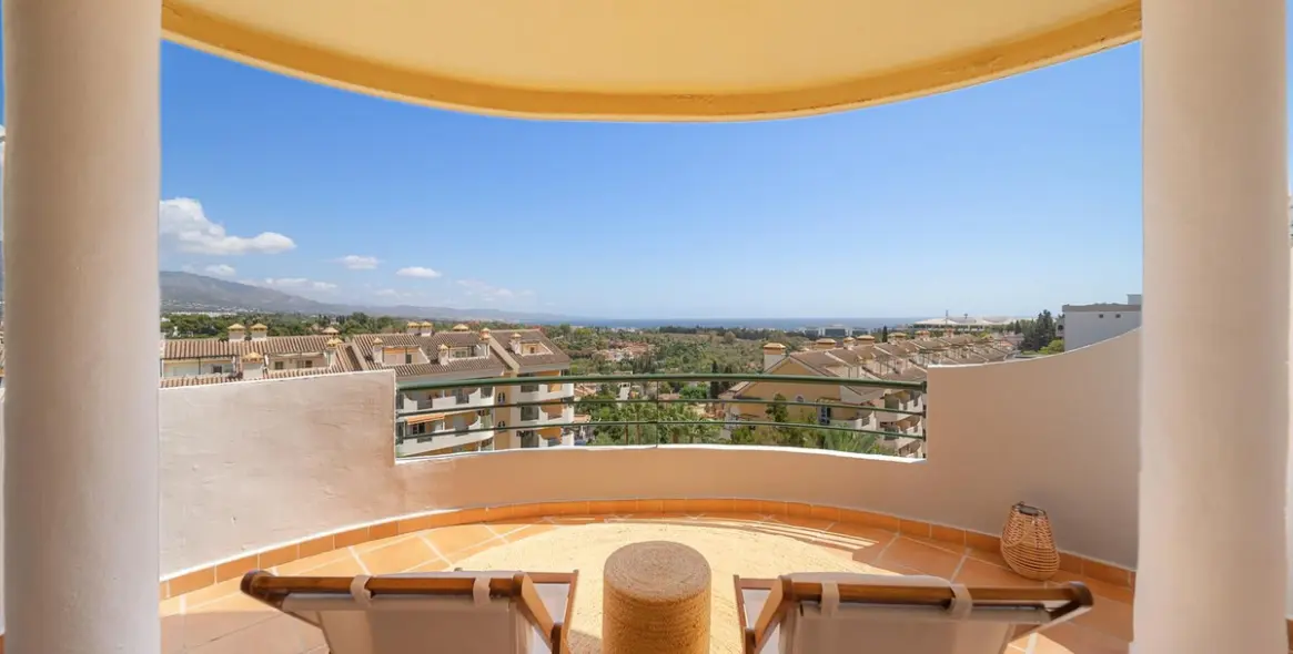Alquiler a largo plazo de apartamento en planta media en Nueva Andalucía 11