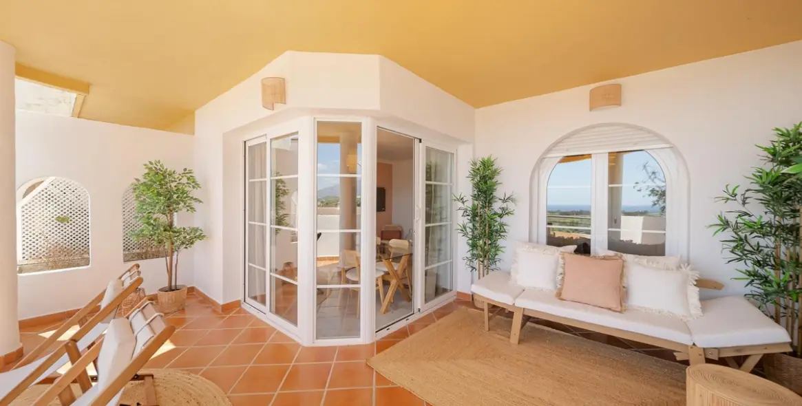 Alquiler a largo plazo de apartamento en planta media en Nueva Andalucía 12