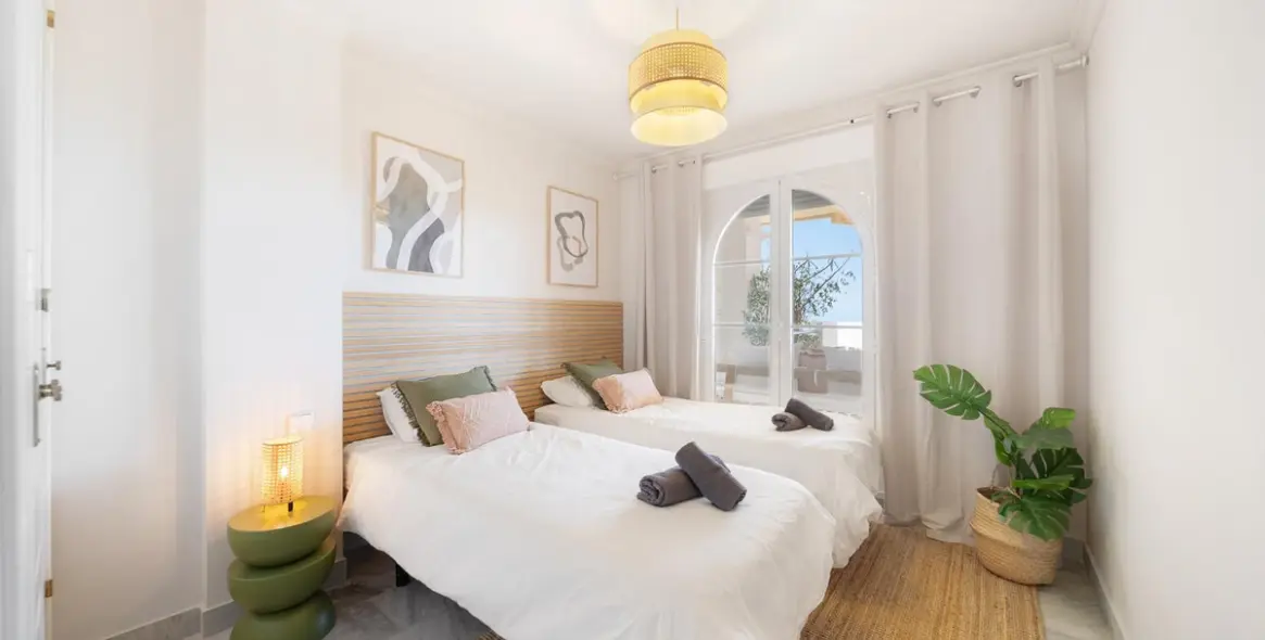 Alquiler a largo plazo de apartamento en planta media en Nueva Andalucía 14
