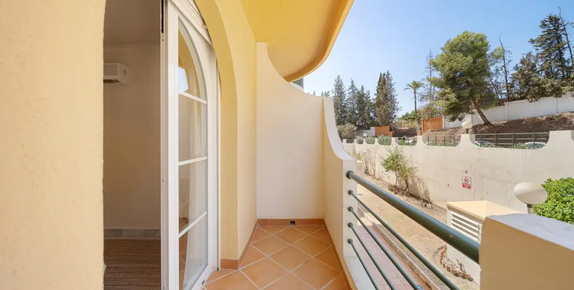 Alquiler a largo plazo de apartamento en planta media en Nueva Andalucía 18