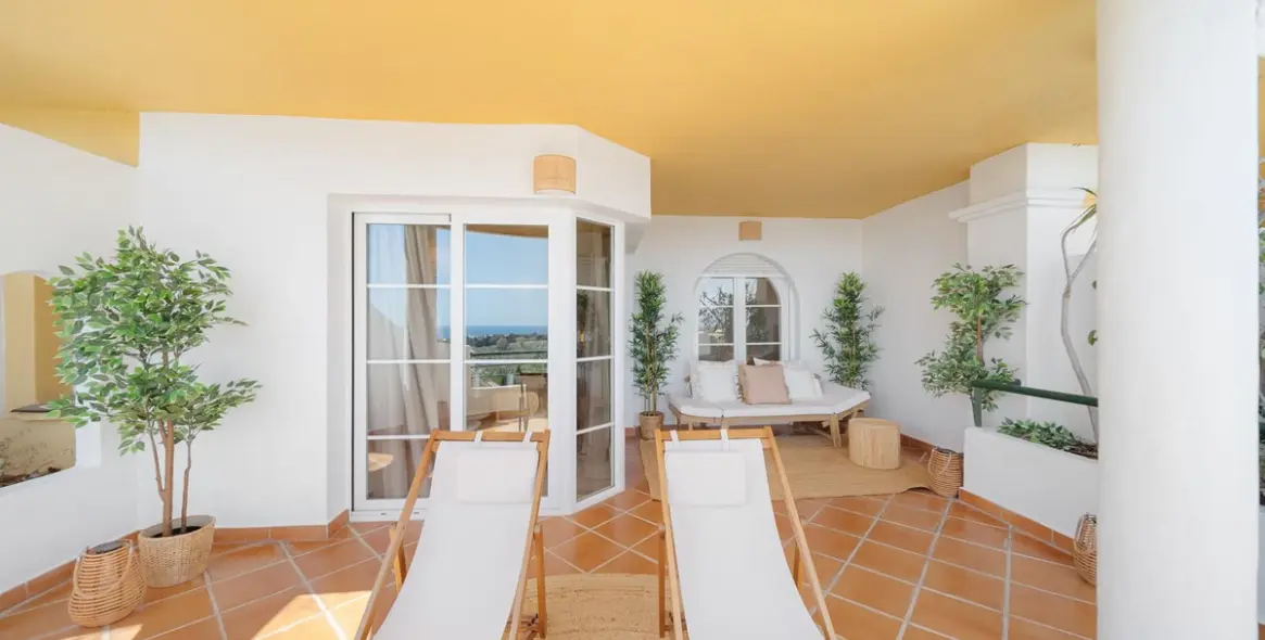 Alquiler a largo plazo de apartamento en planta media en Nueva Andalucía 19