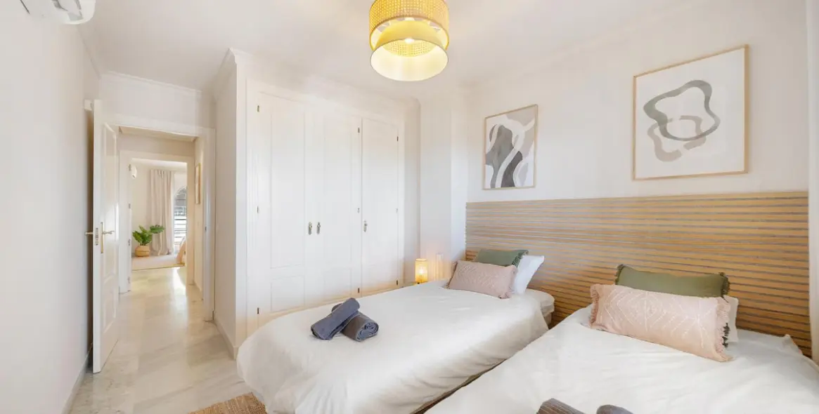 Alquiler a largo plazo de apartamento en planta media en Nueva Andalucía 20
