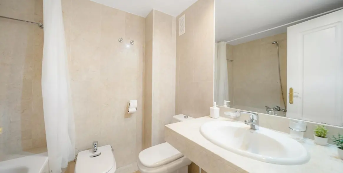Alquiler a largo plazo de apartamento en planta media en Nueva Andalucía 21