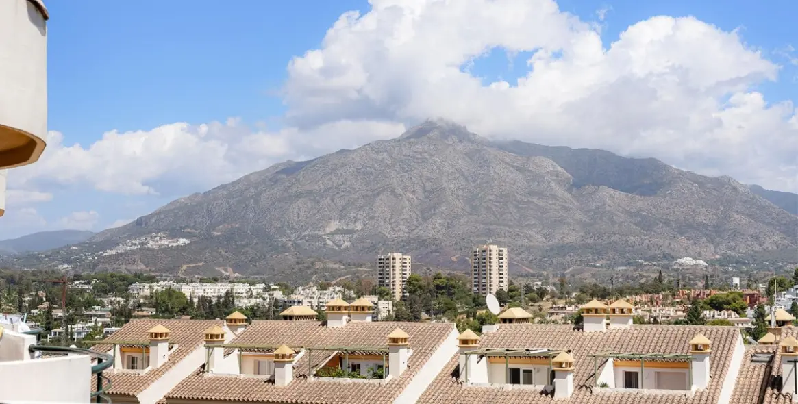 Alquiler a largo plazo de apartamento en planta media en Nueva Andalucía 23