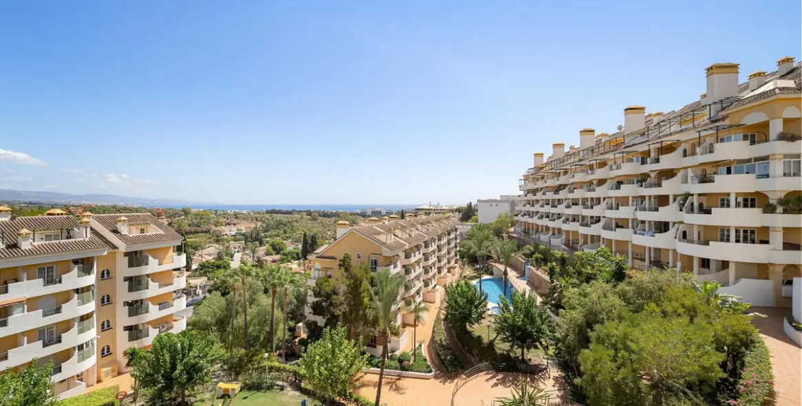 Alquiler a largo plazo de apartamento en planta media en Nueva Andalucía 24