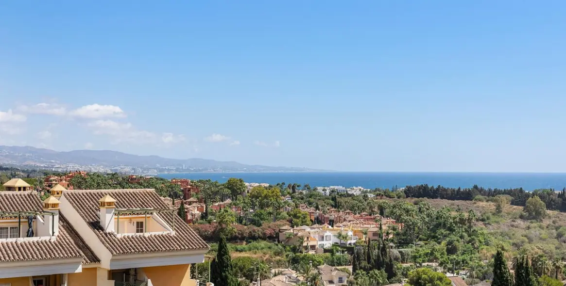 Alquiler a largo plazo de apartamento en planta media en Nueva Andalucía 28