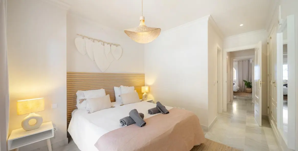 Alquiler a largo plazo de apartamento en planta media en Nueva Andalucía 30