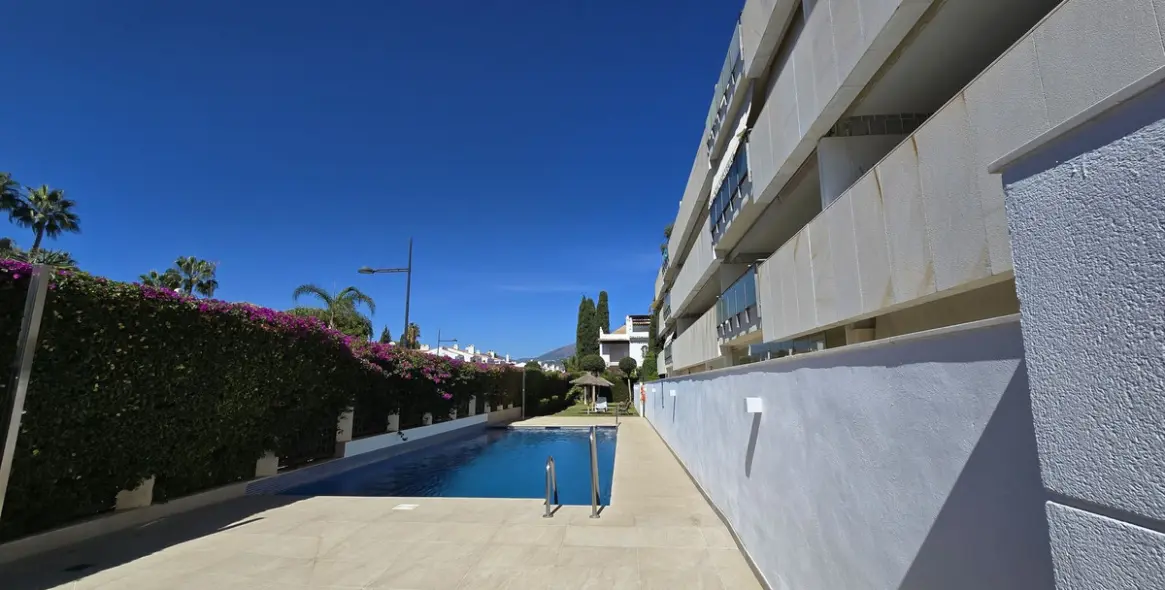 Alquiler a largo plazo de apartamento en planta media en San Pedro de Alcántara 26