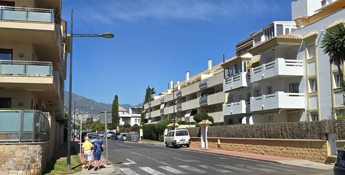 Alquiler a largo plazo de apartamento en planta media en San Pedro de Alcántara 32