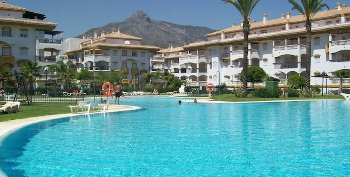 Alquiler a largo plazo de apartamento en planta baja en Nueva Andalucía 1