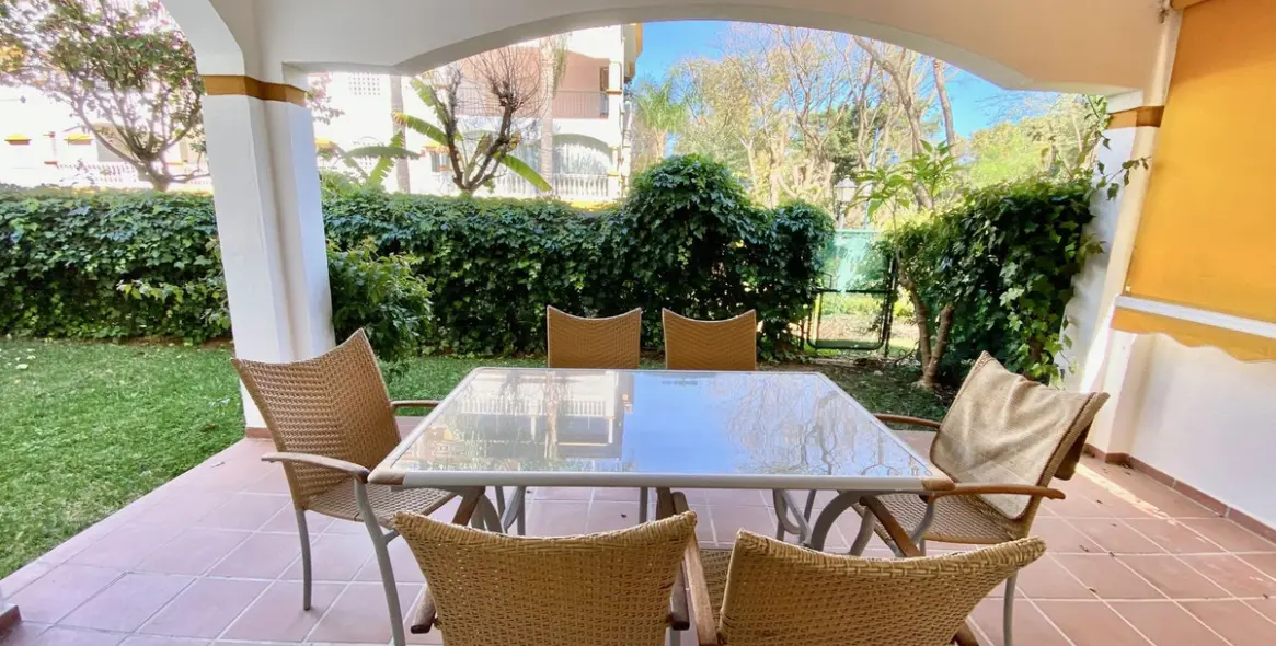 Alquiler a largo plazo de apartamento en planta baja en Nueva Andalucía 2