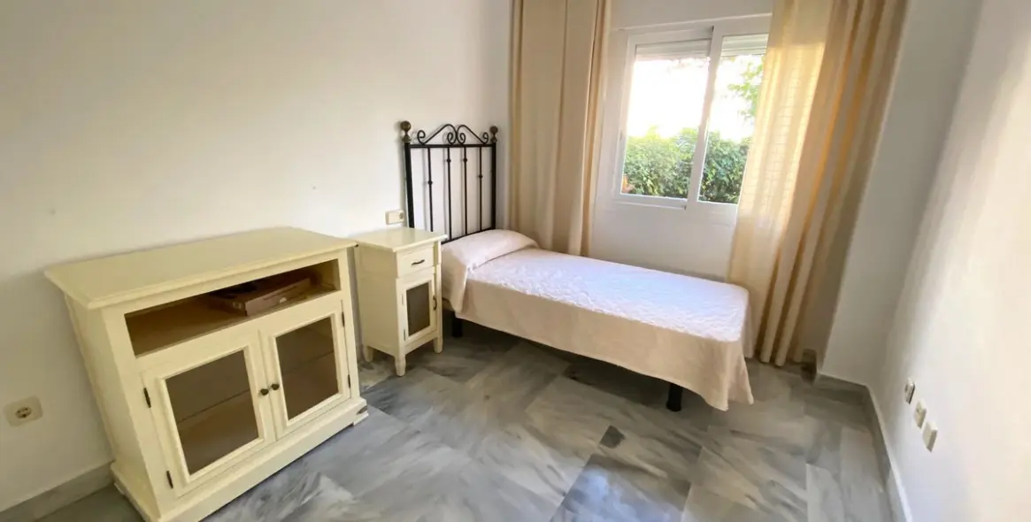 Alquiler a largo plazo de apartamento en planta baja en Nueva Andalucía 21