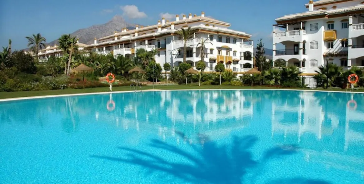 Alquiler a largo plazo de apartamento en planta baja en Nueva Andalucía 25