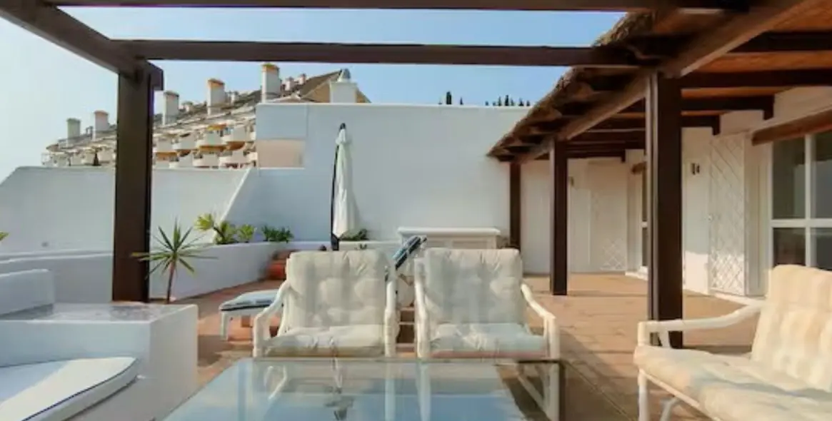 Long-term rent of penthouse in Nueva Andalucía 9