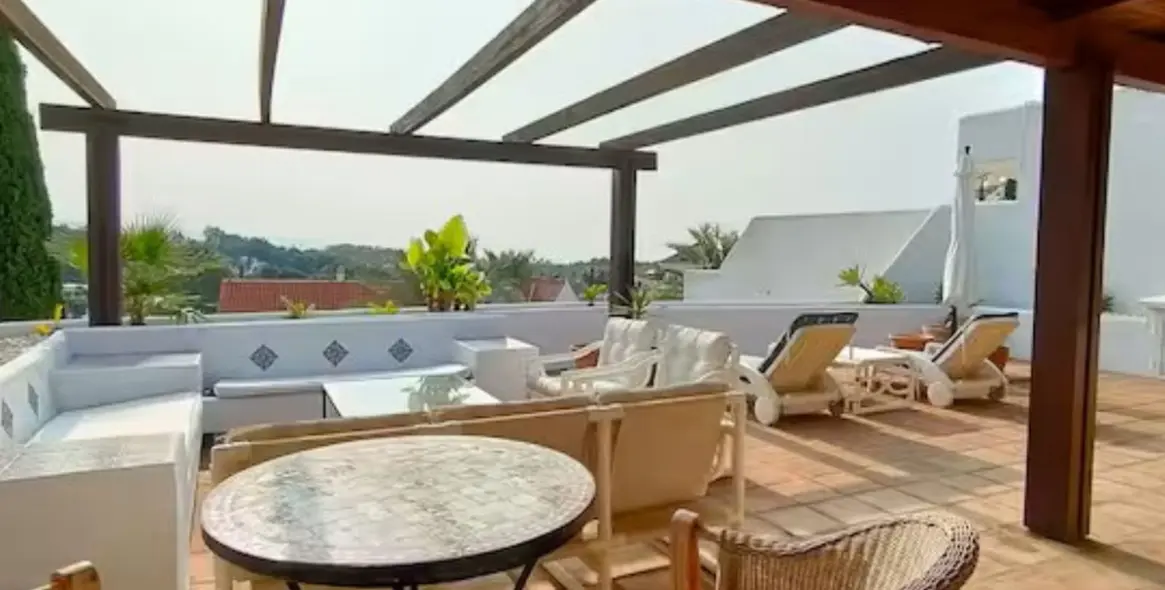 Long-term rent of penthouse in Nueva Andalucía 10