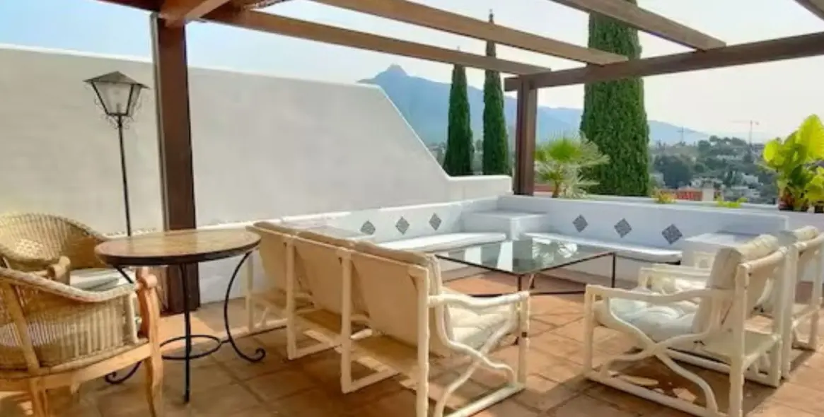 Long-term rent of penthouse in Nueva Andalucía 11