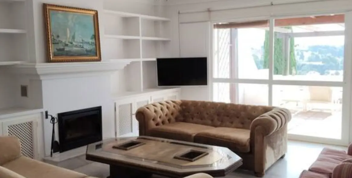 Long-term rent of penthouse in Nueva Andalucía 15