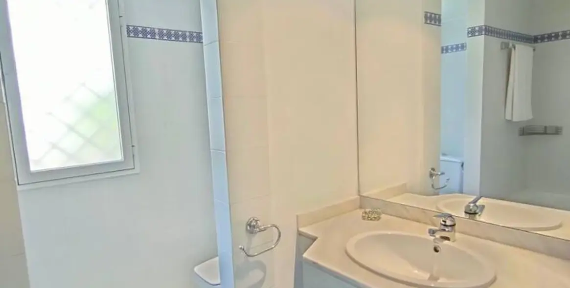 Long-term rent of penthouse in Nueva Andalucía 36