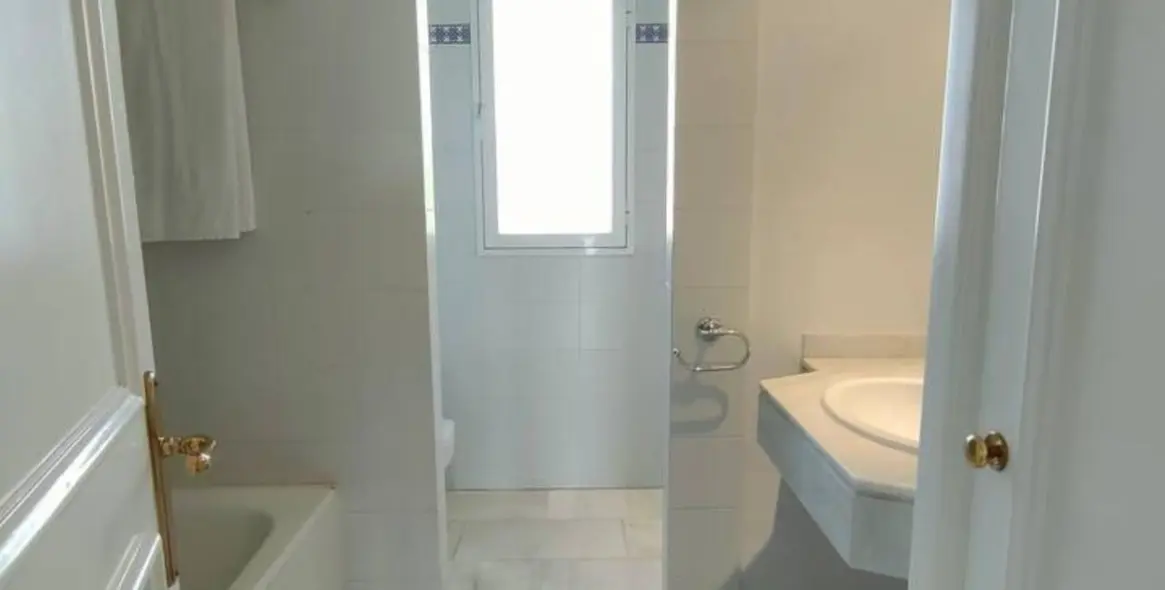 Long-term rent of penthouse in Nueva Andalucía 40
