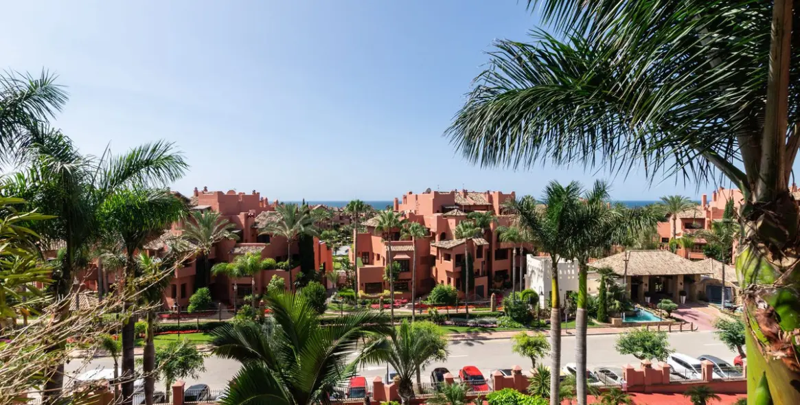 Long-term rent of middle floor apartment in New Golden Mile 1