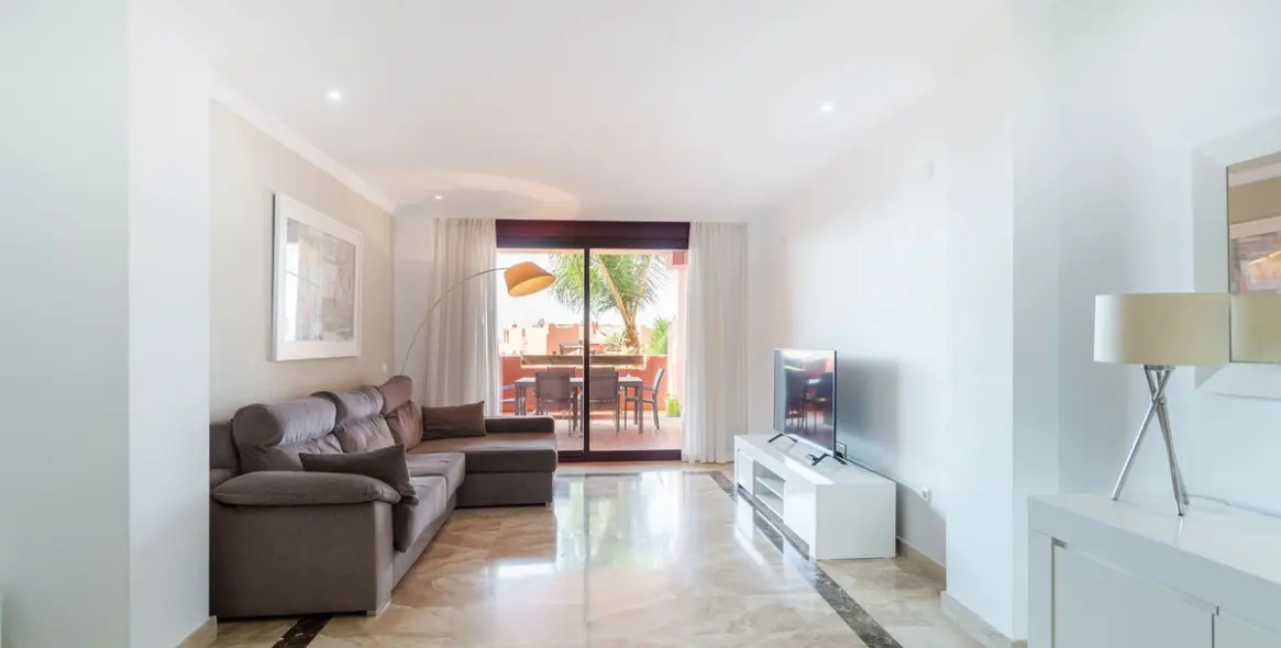 Long-term rent of middle floor apartment in New Golden Mile 2