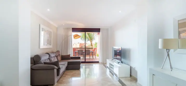 Long-term rent of middle floor apartment in New Golden Mile 1