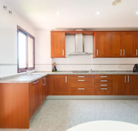 Long-term rent of middle floor apartment in New Golden Mile