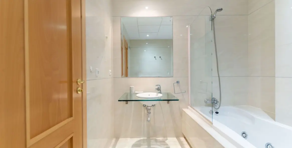 Long-term rent of middle floor apartment in New Golden Mile 16