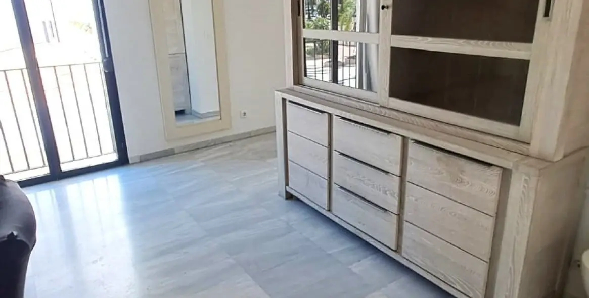 Долгосрочная аренда апартаментов на среднем этаже в Puerto Banús 15