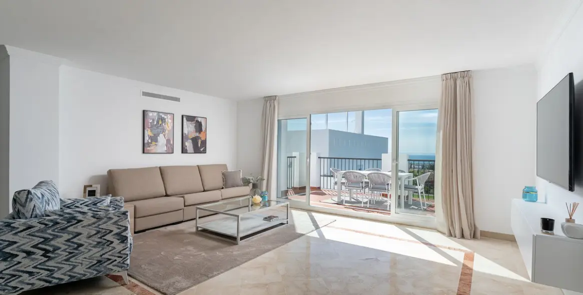Long-term rent of penthouse in El Paraiso 3