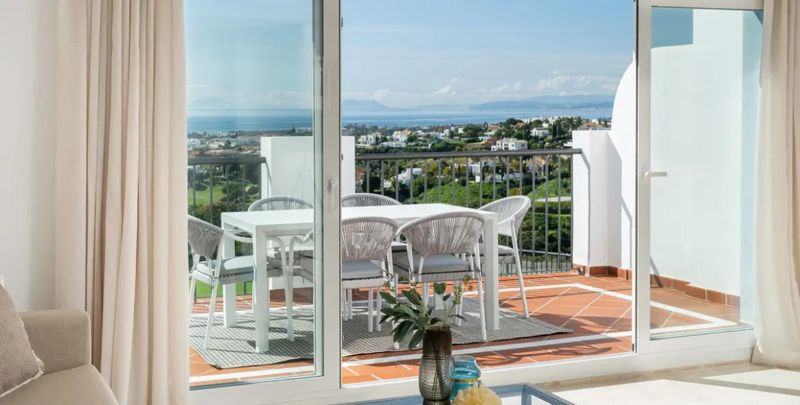 Long-term rent of penthouse in El Paraiso 15