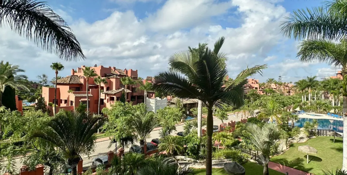 Продажа апартаментов на среднем этаже в Estepona 1