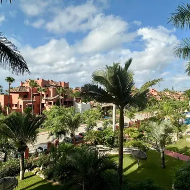Sale of middle floor apartment in Estepona