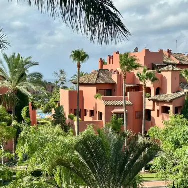 Sale of middle floor apartment in Estepona