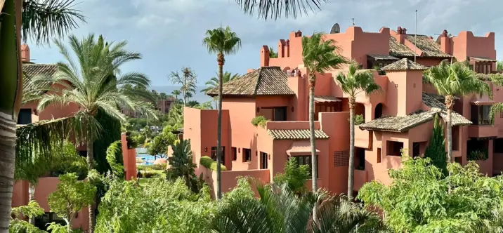 Sale of middle floor apartment in Estepona 1