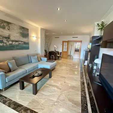 Sale of middle floor apartment in Estepona