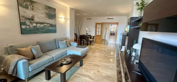 Sale of middle floor apartment in Estepona 2