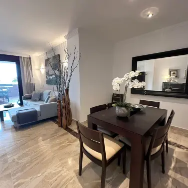Sale of middle floor apartment in Estepona