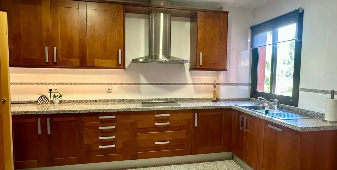 Продажа апартаментов на среднем этаже в Estepona 6