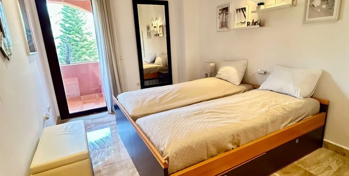 Продажа апартаментов на среднем этаже в Estepona 12