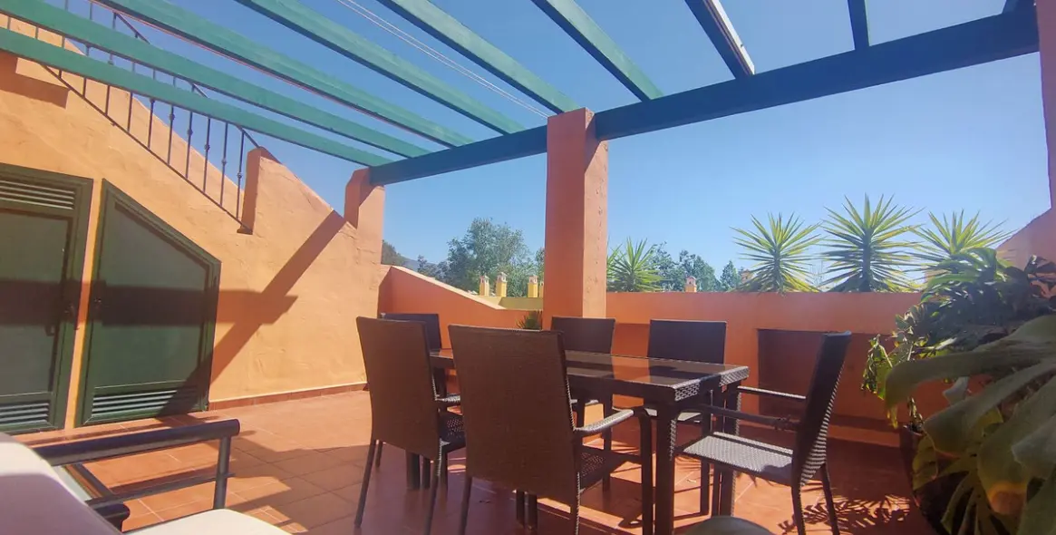 Долгосрочная аренда двухуровневого пентхауса в Guadalmina Alta 22