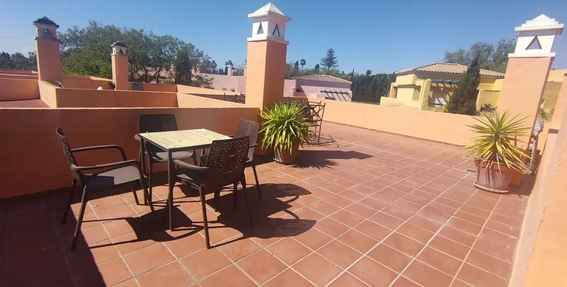 Долгосрочная аренда двухуровневого пентхауса в Guadalmina Alta 26