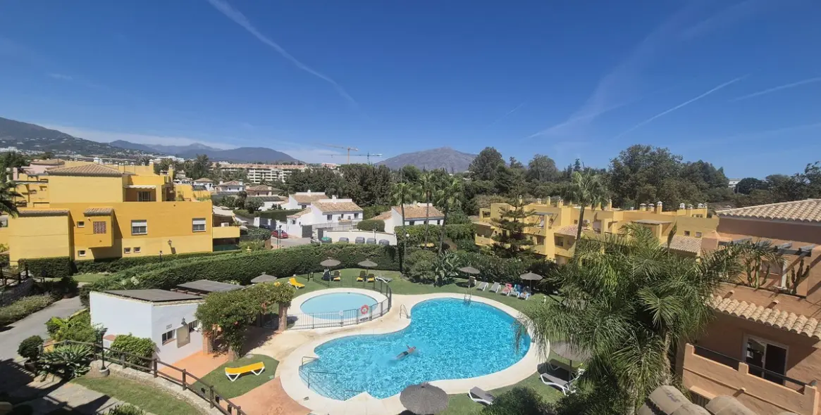 Долгосрочная аренда двухуровневого пентхауса в Guadalmina Alta 46