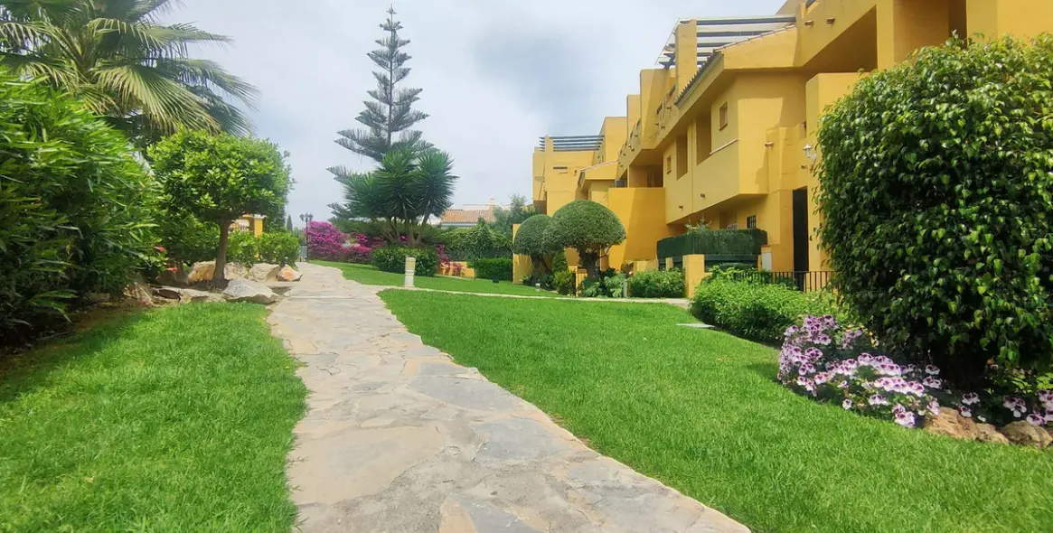 Долгосрочная аренда двухуровневого пентхауса в Guadalmina Alta 69