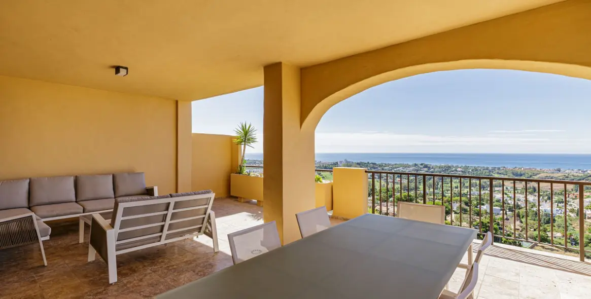 Long-term rent of middle floor apartment in Benahavís 13