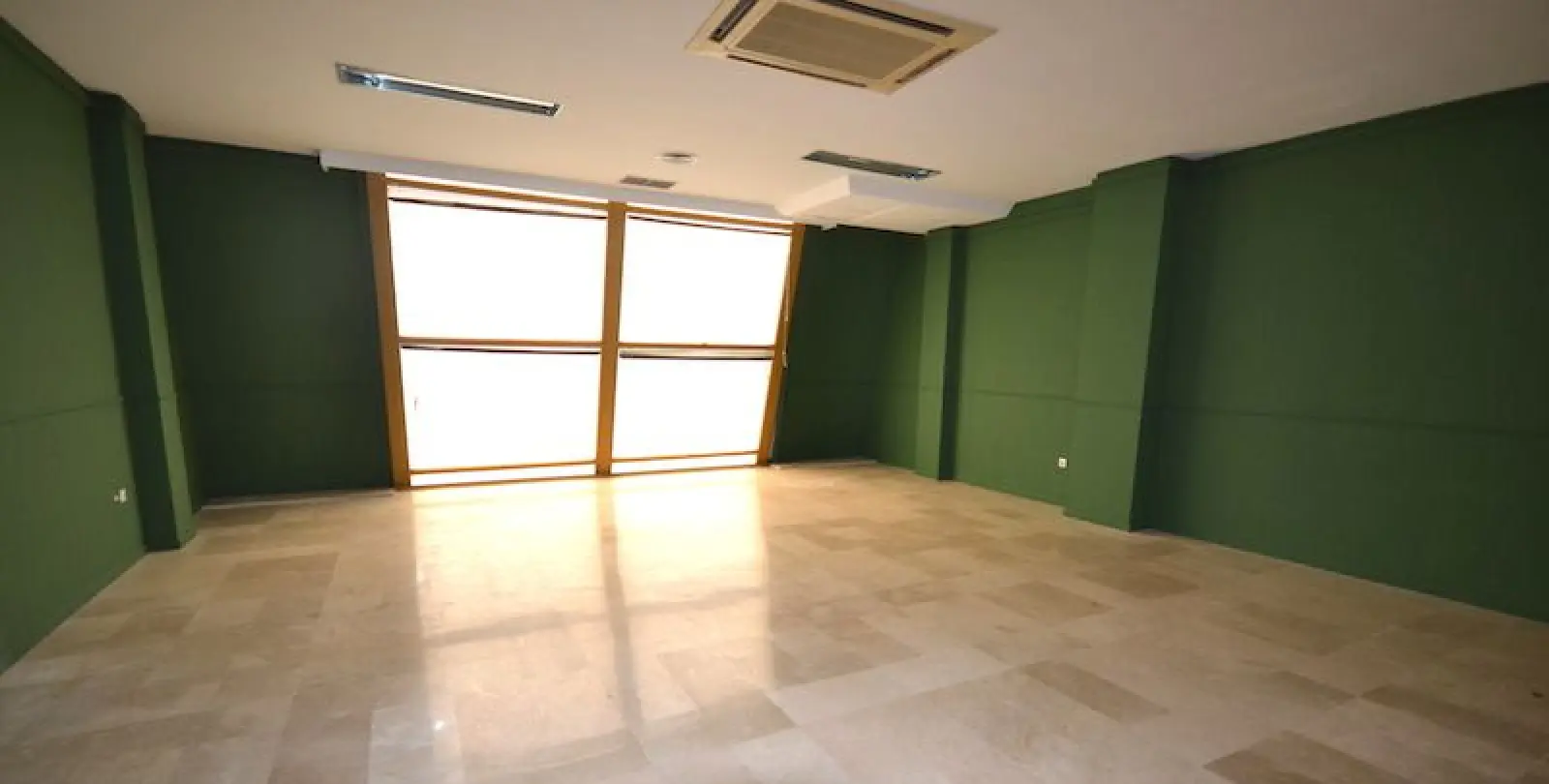 Venta de oficina en Puerto Banús 2