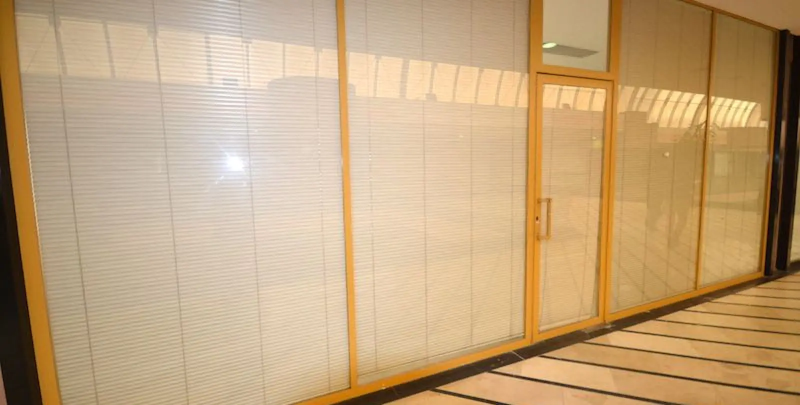 Venta de oficina en Puerto Banús 7